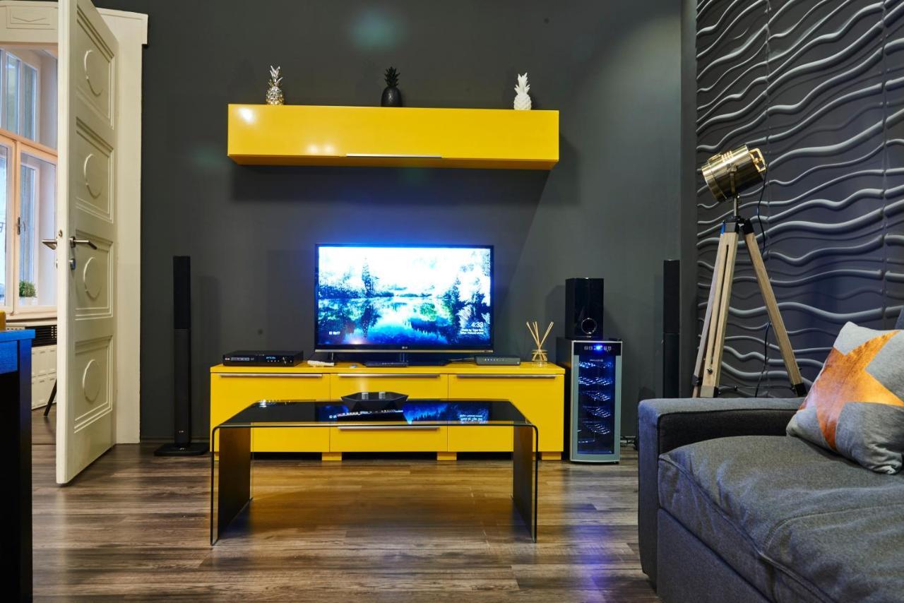 Central Location Yellow-Black Apartment Budapest Exterior photo